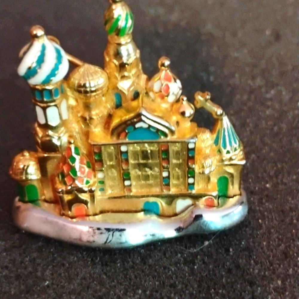 Gorgeous Joan Rivers gold Russian pin